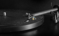 Gramofon Pro-Ject Debut III DC Black + OM5e